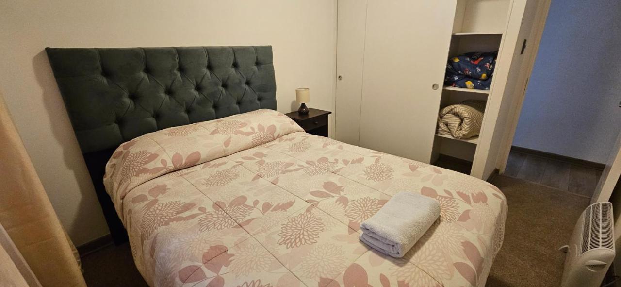 Apartamento Comodo Y Amplio Departamento En Condominio Con Estacionamiento Privado